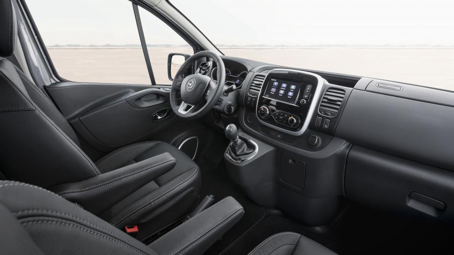 Интерьер Opel Vivaro Tourer BiTurbo 2017 года  (фото 4 из 19)